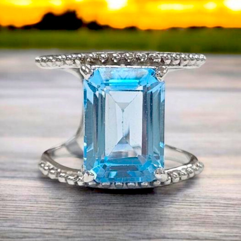 Sterling Silver 8ct Blue Topaz Emerald Cut Side Split
Band Ring